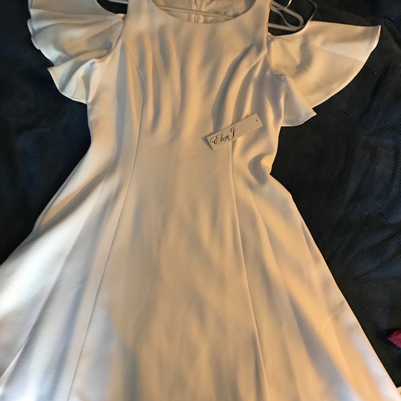 Eliza J cream Short fluttered sleeve cold shoulder - Picture 3 of 4